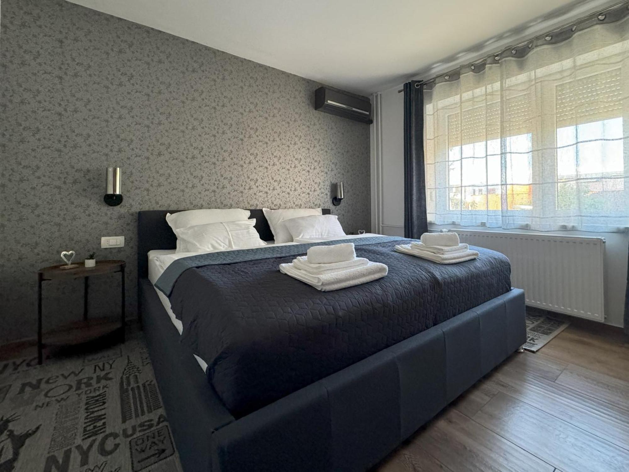 Apollo - Center - Self Check In - Free Parking Apartment