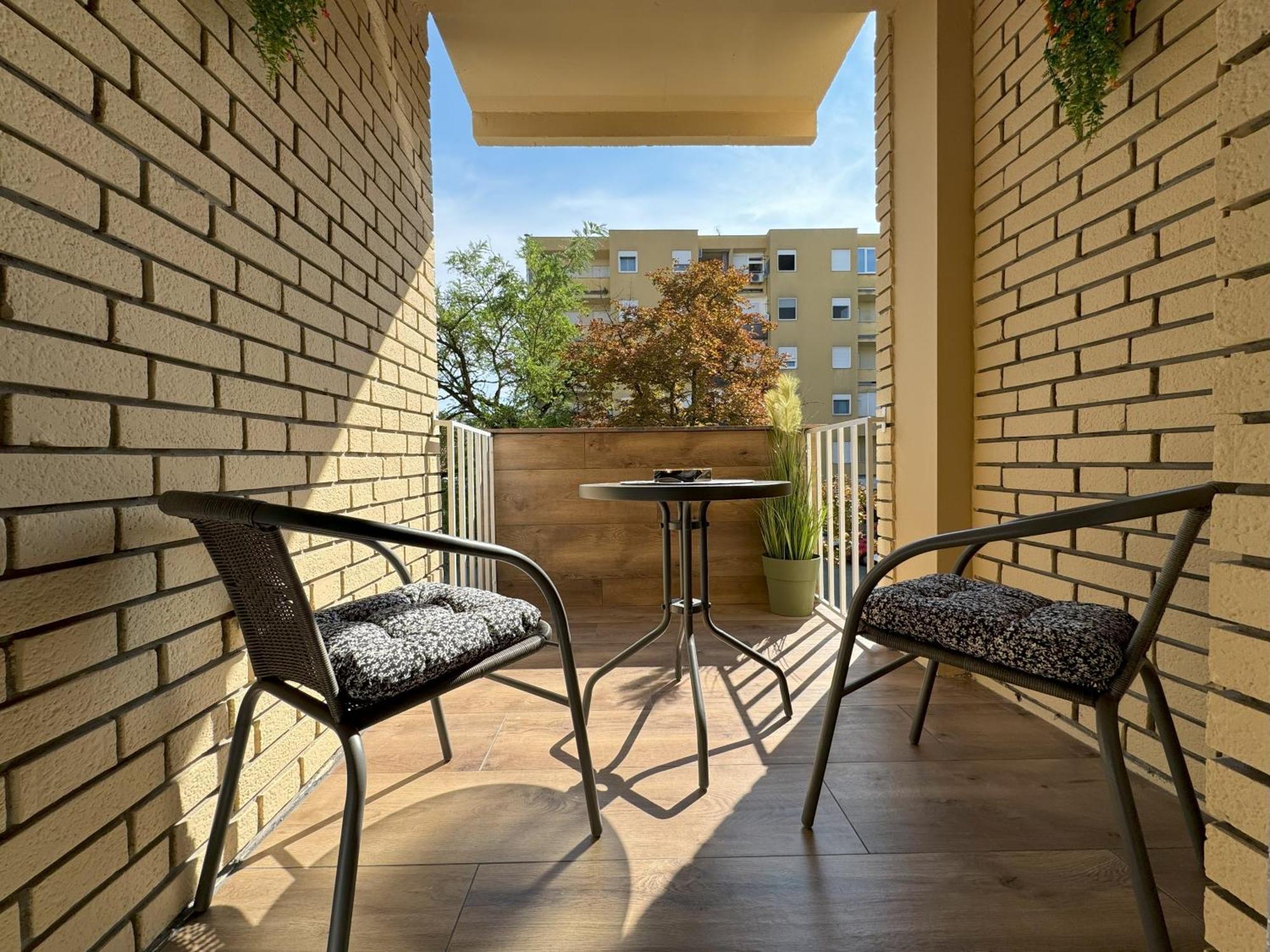 Apollo - Center - Self Check In - Free Parking Apartment *
